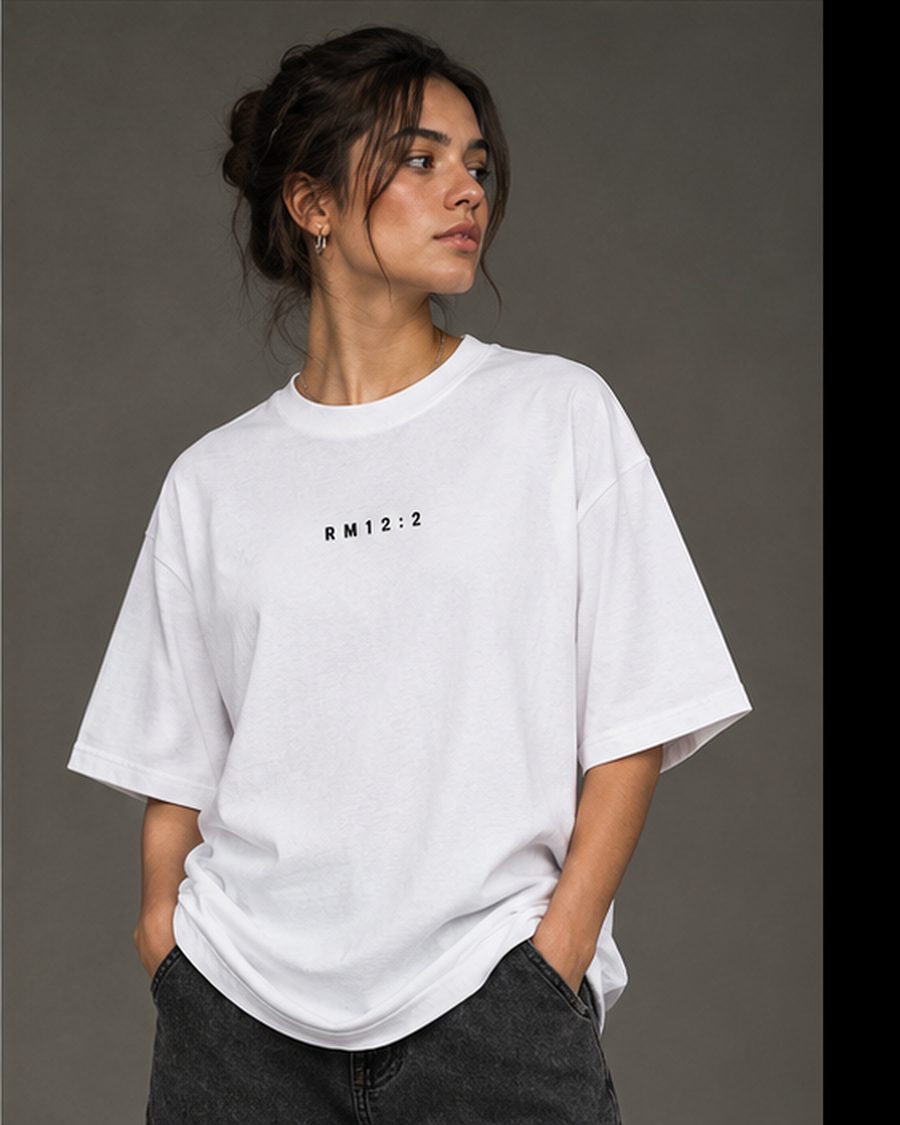 Frente da camisa branca Renew, com RM12:2 discreto no peito