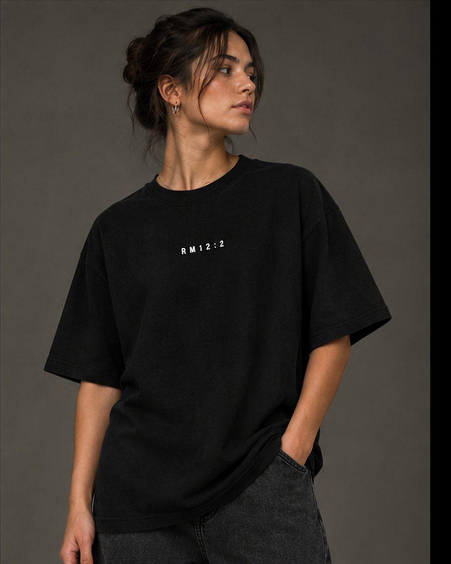 Frente da camisa preta Outlier na versão feminina
