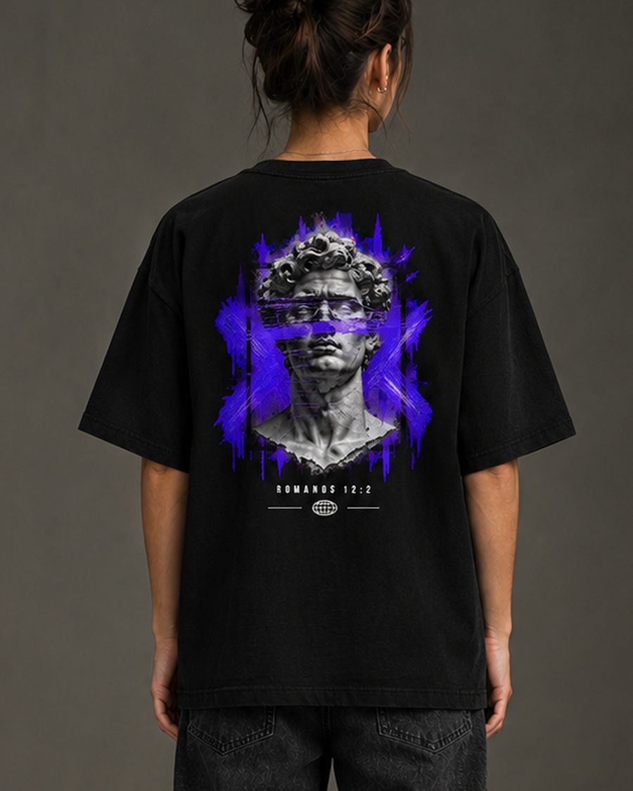 Camisa preta Outlier na versão feminina, vista de costas