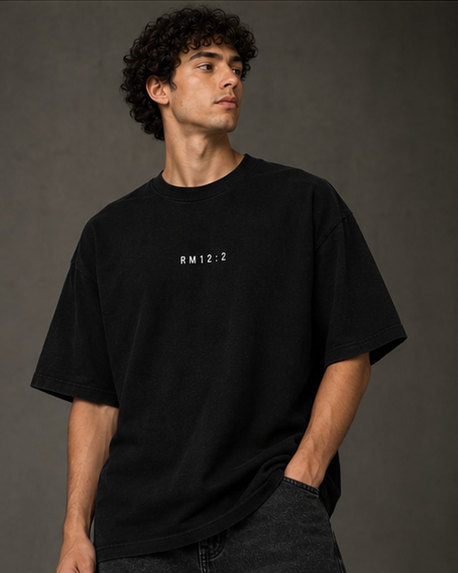 Frente da camisa preta Outlier, com RM12:2 discreto no peito