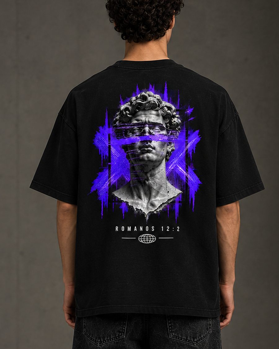 Camisa preta Outlier vista de costas, com a estampa exclusiva